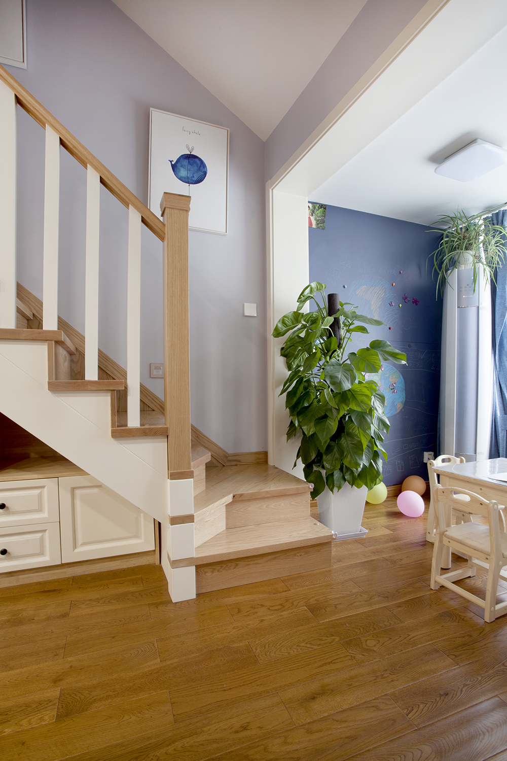 斜顶复式爆改格局，楼梯包揽餐厅和收纳，让客厅显大一倍