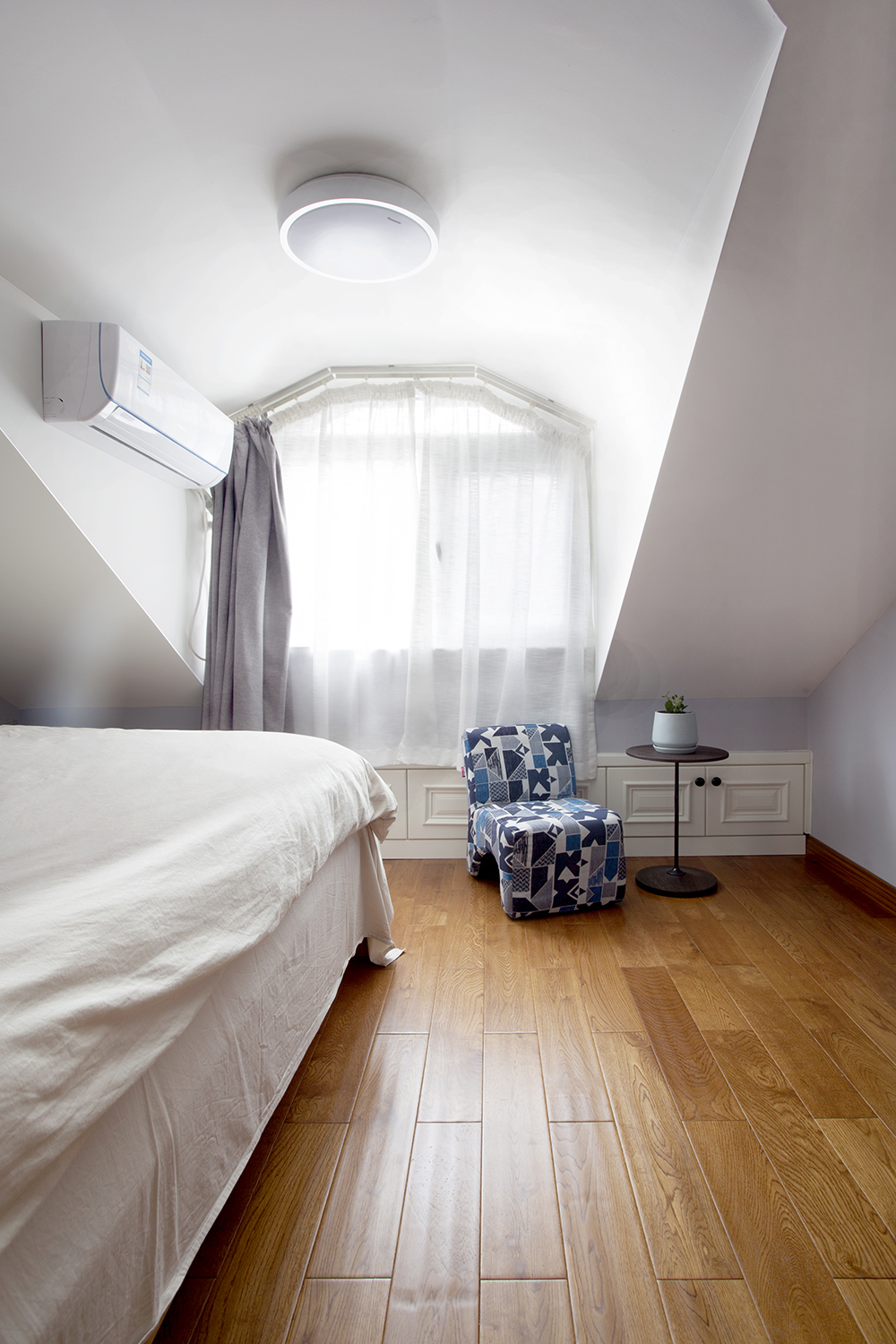 斜顶复式爆改格局，楼梯包揽餐厅和收纳，让客厅显大一倍