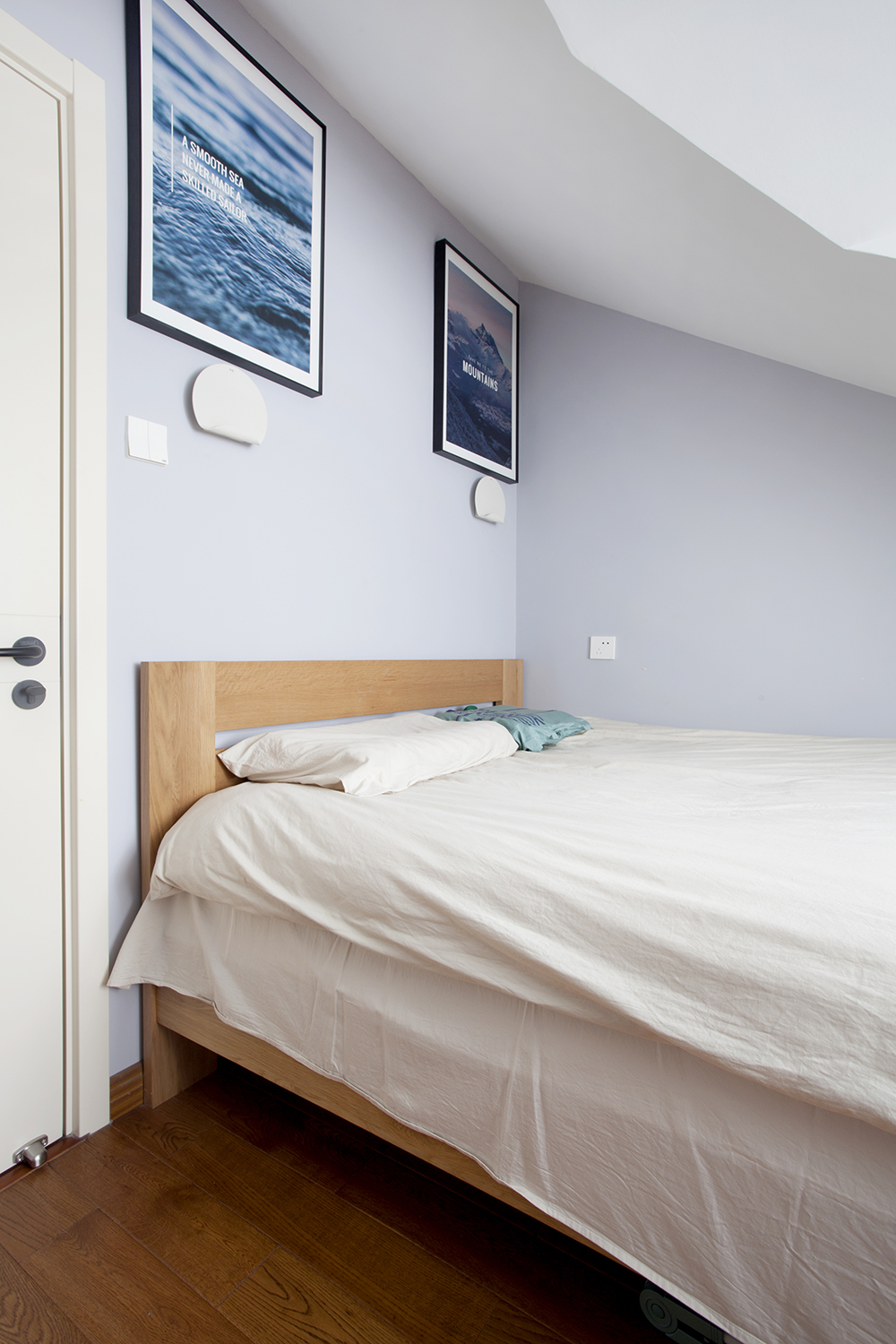 斜顶复式爆改格局，楼梯包揽餐厅和收纳，让客厅显大一倍