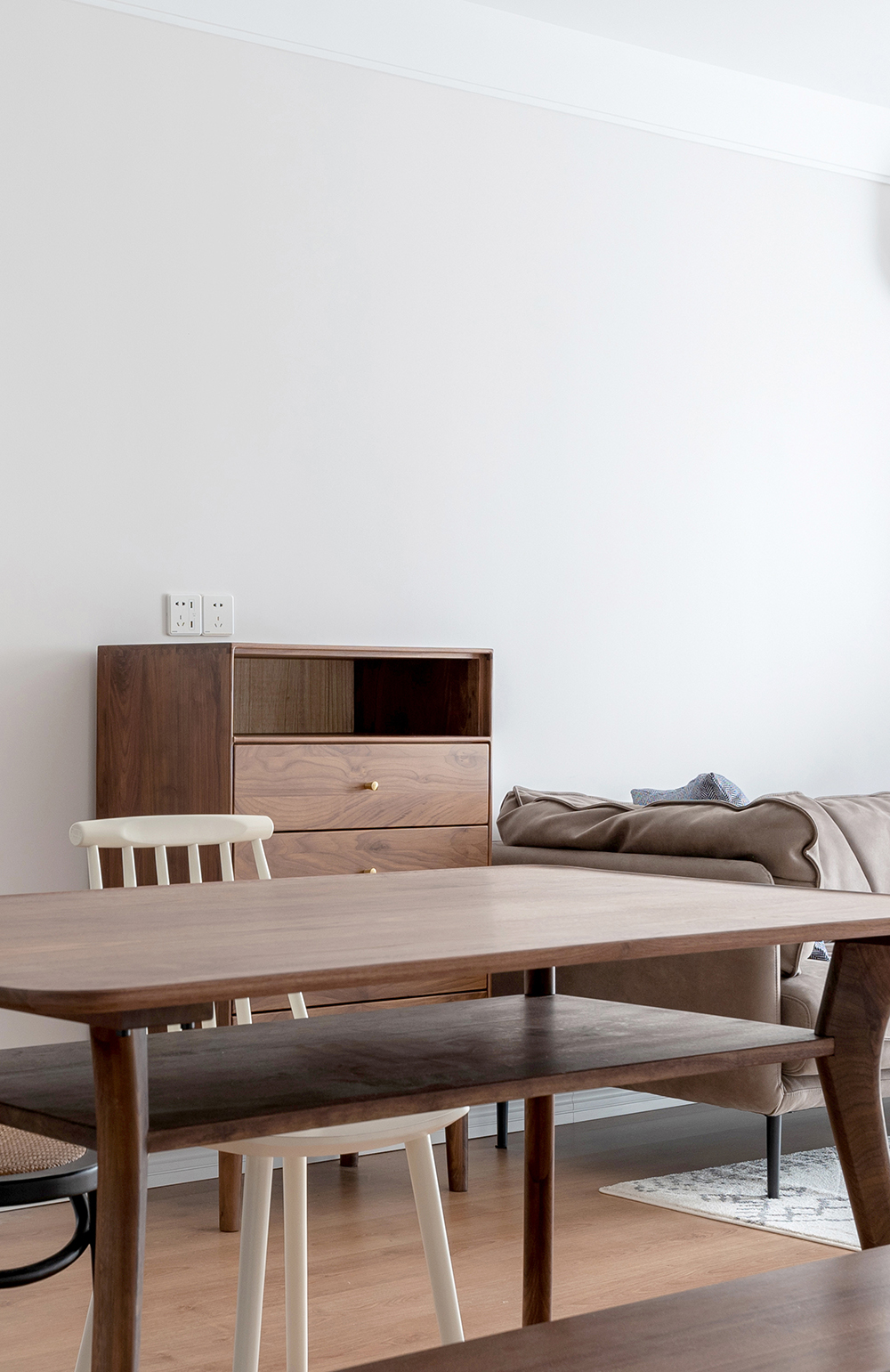 原木风客餐厅收纳颜值样样不少，邻居都来抄作业