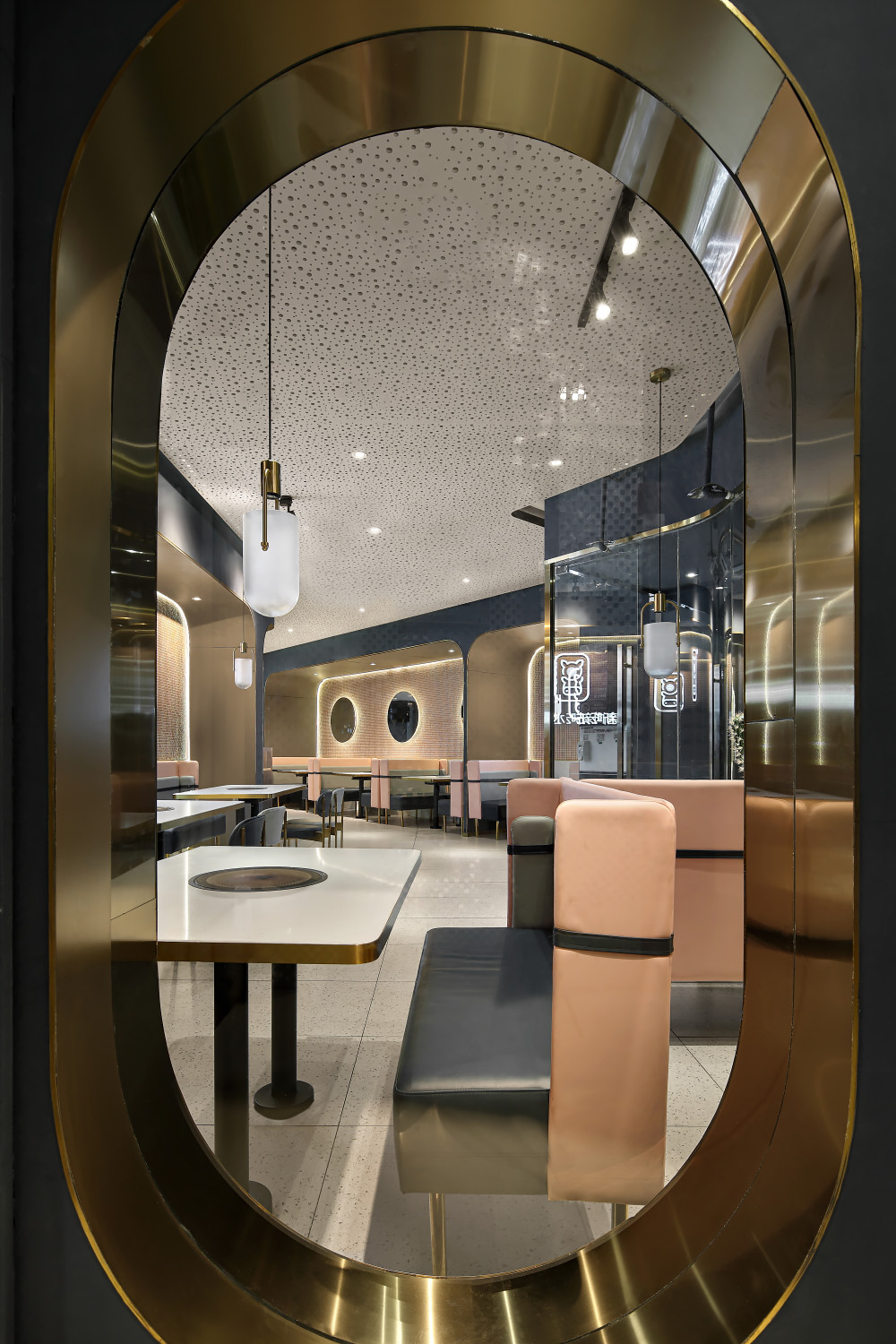 酷炫极简风烤肉店设计，小猪小牛章鱼水煎肉餐厅